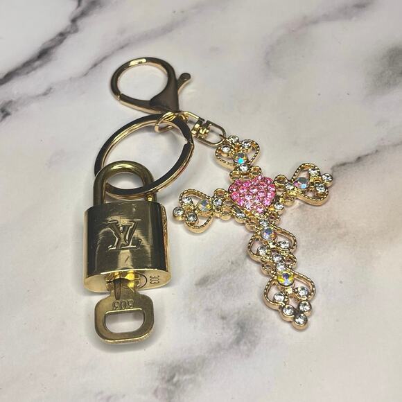 Louis Vuitton Lock & Key Set #303 w/ a Gold-Tone Pink Cross Charm Keychain - Picture 3 of 4
